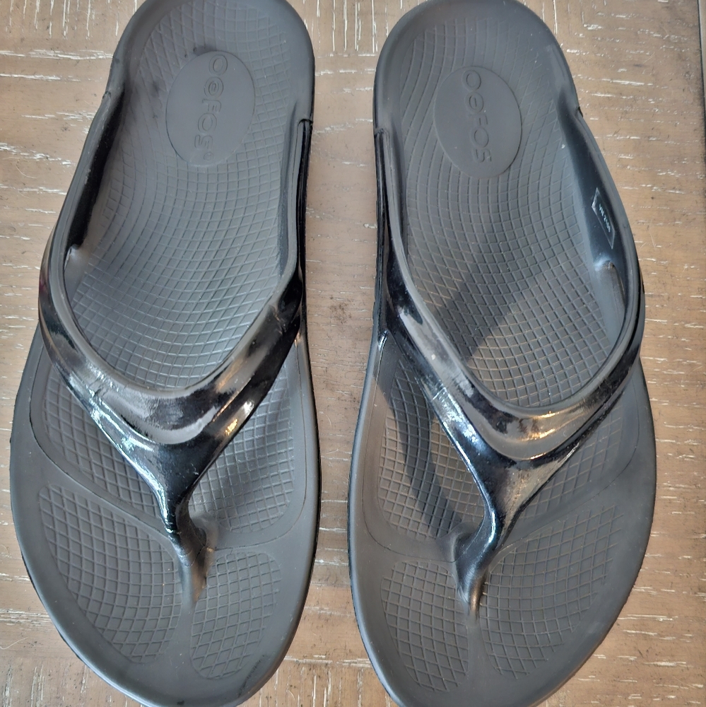 Womens Oofos Size 7